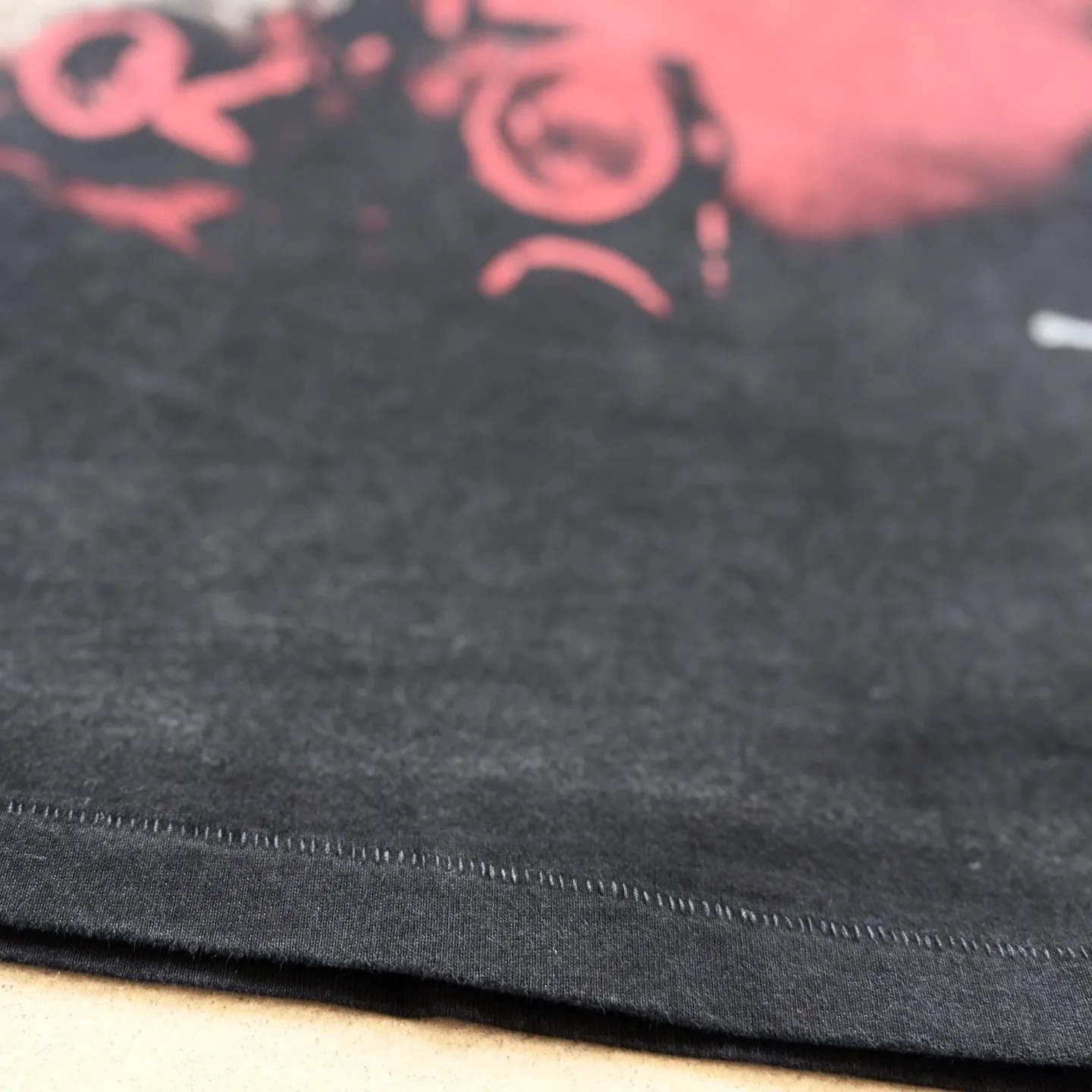 P138 # CTS-107 Saint 26SS "TRON ARES God of War Ares" limited edition. 260g heavyweight pure cotton fabric after washing. Retro single-stitch heaven and earth stitch technology + sandblasting and yeast washing to fade + hand-cut ribs. Size: S M L XL Customized 260g gram weight 100% cotton special washed fabric that is consistent with the original. With the blessing of imitation sun-drying, heavy sandblasting and fading + edge grinding + Assute fermentation and washing, the cotton feel on the surface of the fabric is well presented. Both the texture and feel are ceiling level. After the ready-made garments undergo a series of heavy washing and distressing processes, the retro and high-end sense of the entire garment is directly to the top. The garment making process of the entire garment adopts Saint The most common and complex single-needle sewing process (commonly known as single-thread heaven and earth stitch) among vintage vintage brands such as Michael. The movie "TRON: ARES" is very deep in concept and theme. It subverts the previous setting of the series of "human beings entering the digital world" and instead focuses on "digital existence entering reality". It takes the "emergence" process of Ares ARES from pure program to awakening consciousness as the core, and integrates the concept of "emergence" in biology and informatics. It also uses elements such as Gnostic mythology and Jewish "golem" legends to sublimate the story from a cyberpunk adventure to a philosophical allegory that explores the relationship between human nature and technology. This profound ideological core far exceeds other works of the same type.